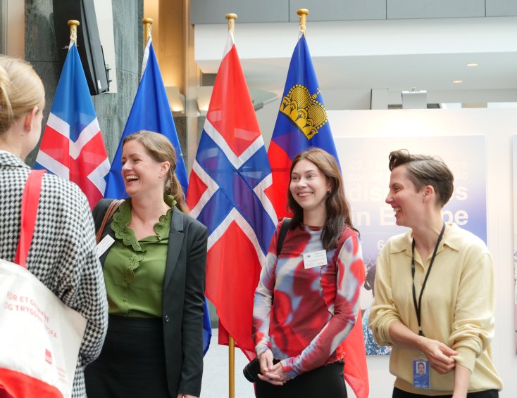 Juliane Bragstad Lamvik sammen med kommunikasjonssjef Marit Aspaas (venstre) og Christel Schaldemose, assistent for MEP (member of the European Parliament).