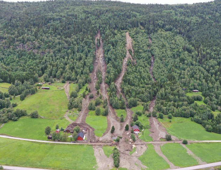 Overblikksbilde av raset som gikk på Breie. Man ser tydelig hvor jordraset har ødelagt skog og jorder.