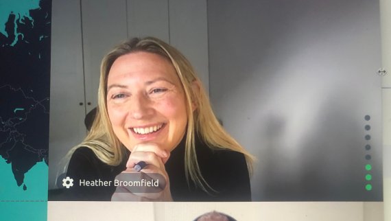 Foto fra innspillingen av Kommunikasjonspodden. Det øverste bildet viser Heather Broomfield som er med via lenke. Det nederste viser Eirik Bergesen i studio.