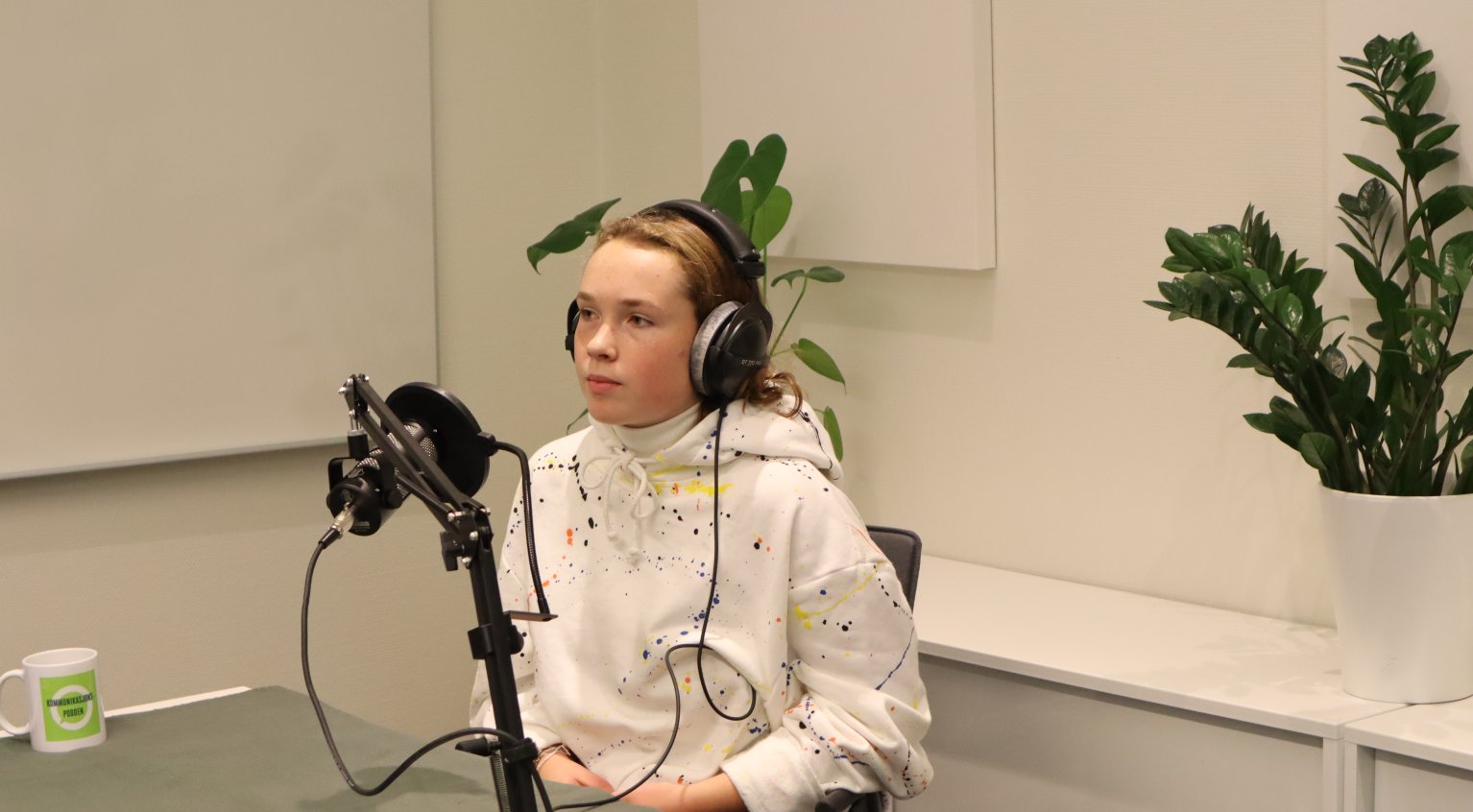 Nora Geiran Dingstad fra ungdomspodkasten  Jungeltelegraf1 i studio for innspillingen av episode 9 av Kommunikasjonspodden.