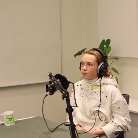 Nora Geiran Dingstad fra ungdomspodkasten  Jungeltelegraf1 i studio for innspillingen av episode 9 av Kommunikasjonspodden.