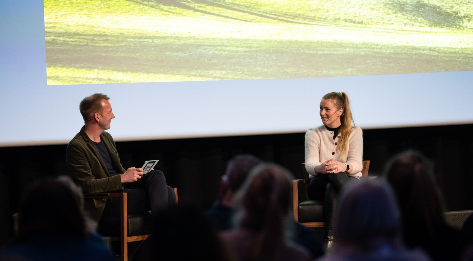 Programleder Eirik Bergesen og gjest Louise Fuchs, Bærekraftsdirektør i Oda under livepodkast fra Kommunikasjonsdagen.