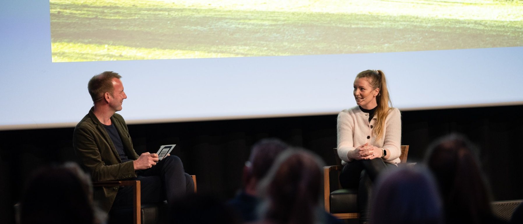 Programleder Eirik Bergesen og gjest Louise Fuchs, Bærekraftsdirektør i Oda under livepodkast fra Kommunikasjonsdagen.