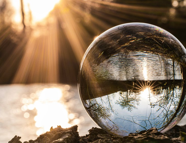 Illustrasjonsfoto av krystallkule ute i naturen.