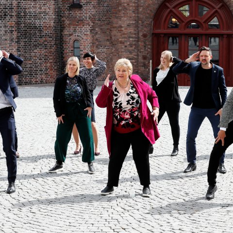 Statsminister Erna Solberg danser sammen med sine statsråder for NRK Super, forberdelser til 17 mai program