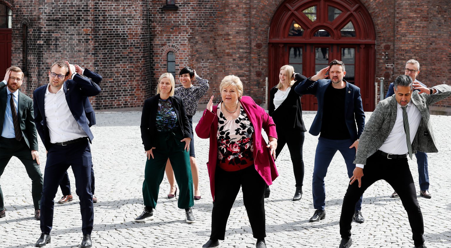 Statsminister Erna Solberg danser sammen med sine statsråder for NRK Super, forberdelser til 17 mai program