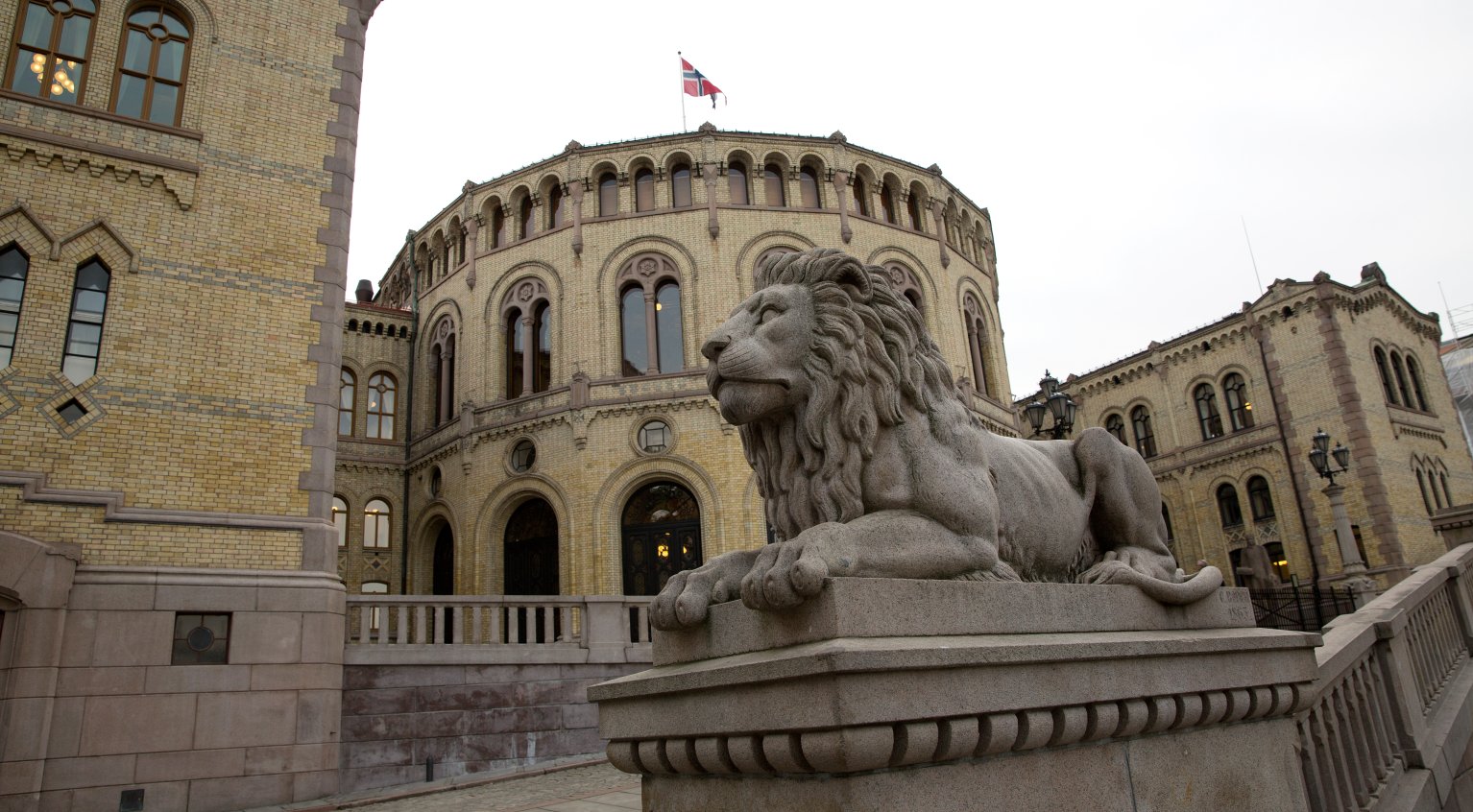 Bilde av Stortinget med løven i forgrunnen.