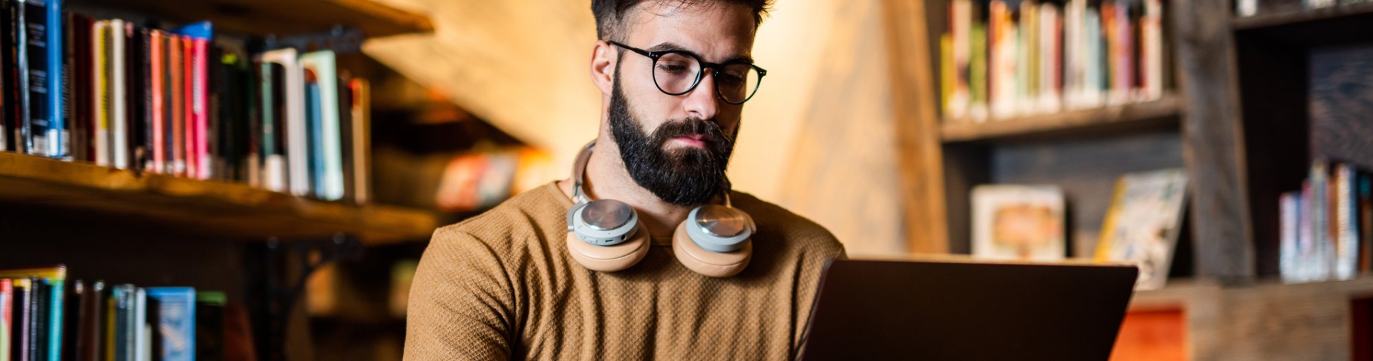 Ung mann skriver på laptop