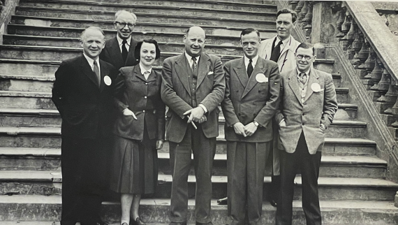 PÅ MØTE I DEN INTERNASJONALE PR-FORENINGEN I 1951: Fra venstre: visepresident Tom Fife Clark, fru Hess, president Alan Hess, Per Johansen og Johs. Hedemann. Bak ser vi Olaf Solumsmoen og Odd Medbø.