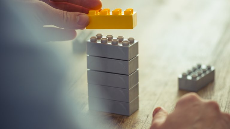 mann med lego foto istock