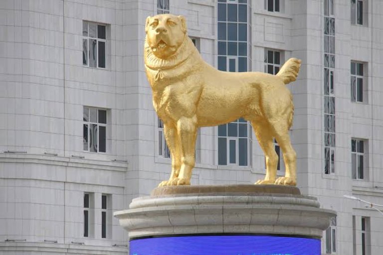 Ashgabat_gold_dog.jpg