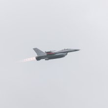 Dansk F-16 tar av for treningsoppdrag fra treningssenteret i Danmark. På Skrydstrup flystasjon utdannes ukrainske flygere på F-16 systemet, i et samarbeid ledet av Danmark. Norge bistår med instruktører., både flygere og bakkepersonell. Foto: Martin Mellquist / Forsvaret